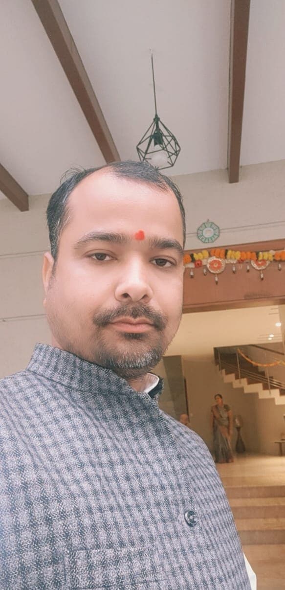 Pandit Vinay Pandey Ji at a ceremony venue